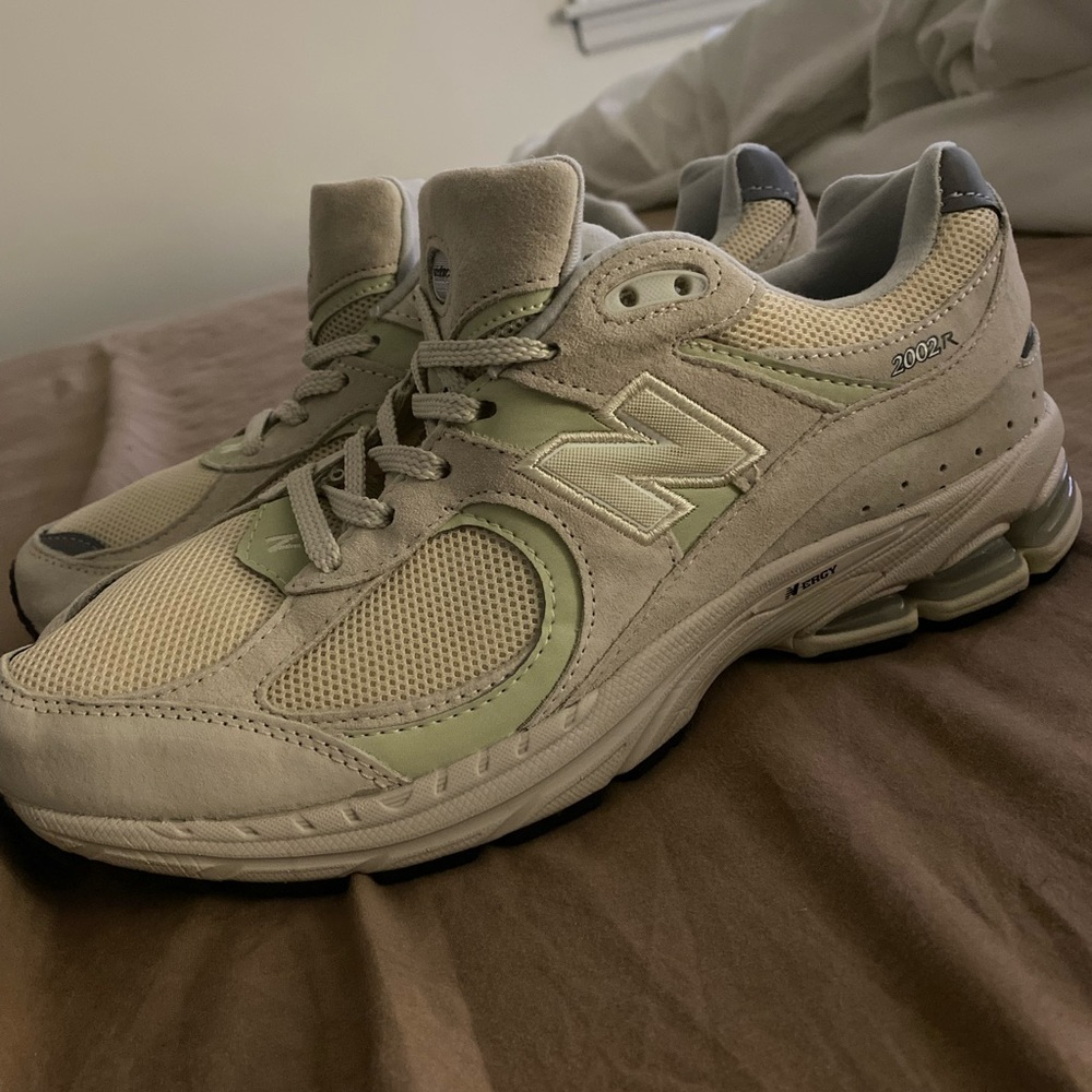 New Balance 2002r